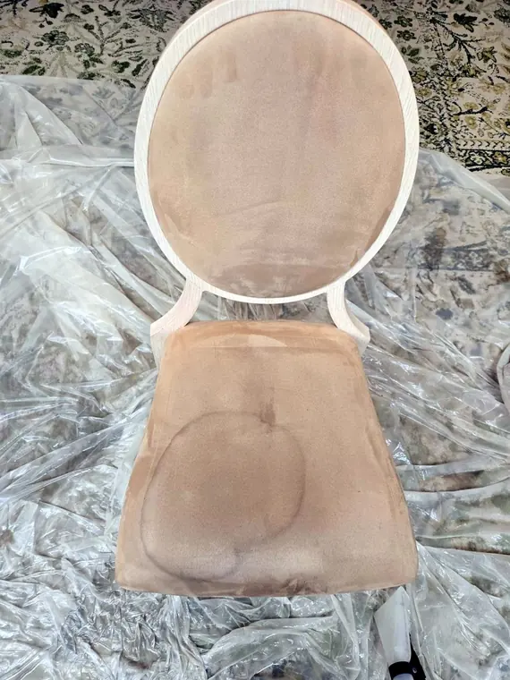 Chaise médaillon pendant le nettoyage