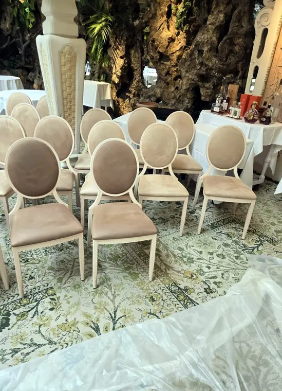Rangées de chaises nettoyées