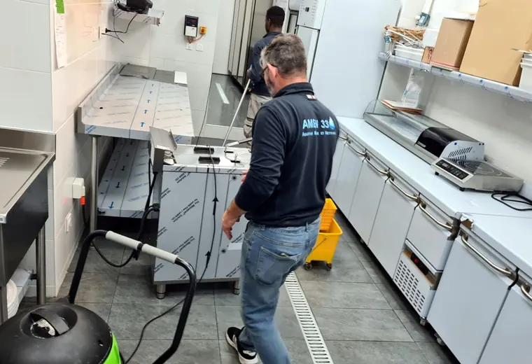 Agent AMEN 33 nettoyant une cuisine professionnelle