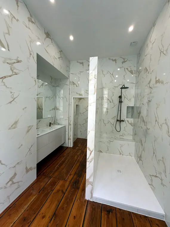Salle de bain en marbre nettoyée après travaux