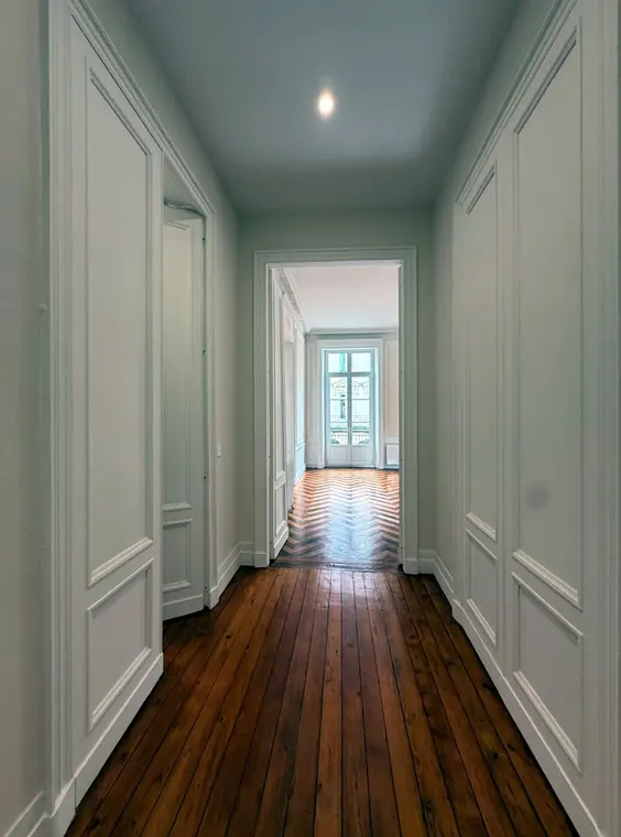 Couloir et parquet d'un appartement bordelais après nettoyage