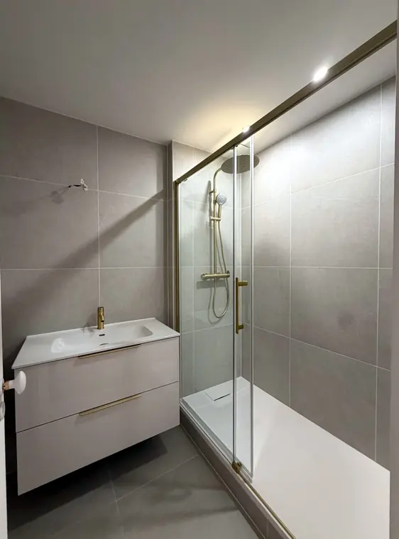 Salle d'eau avec douche à l'italienne nettoyée