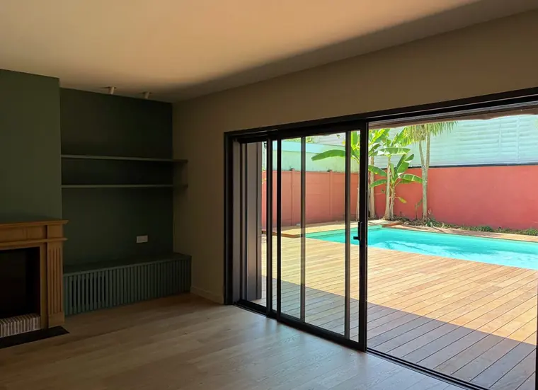 Séjour ouvert sur la piscine, nettoyé après travaux