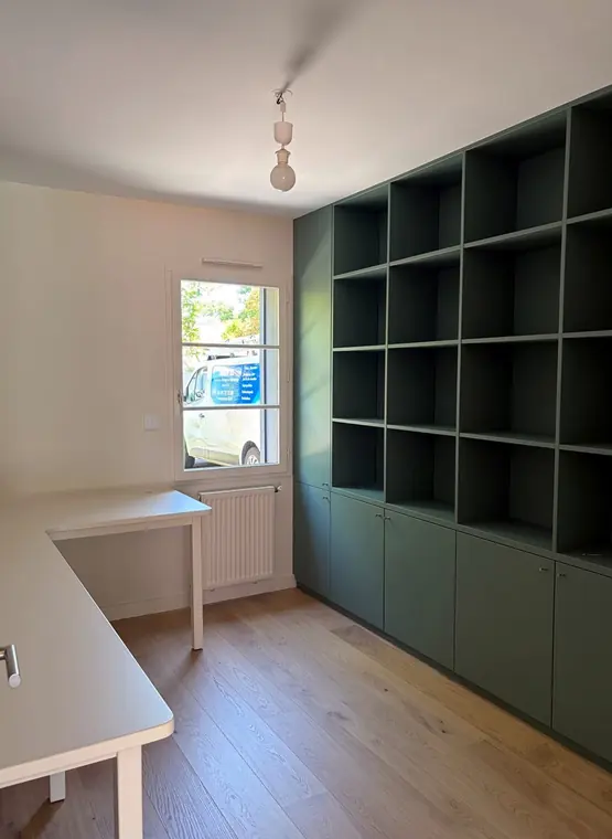 Bureau et bibliothèque sur mesure nettoyés