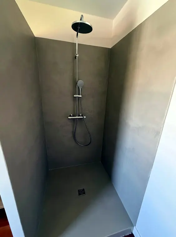 Douche à l'italienne nettoyée