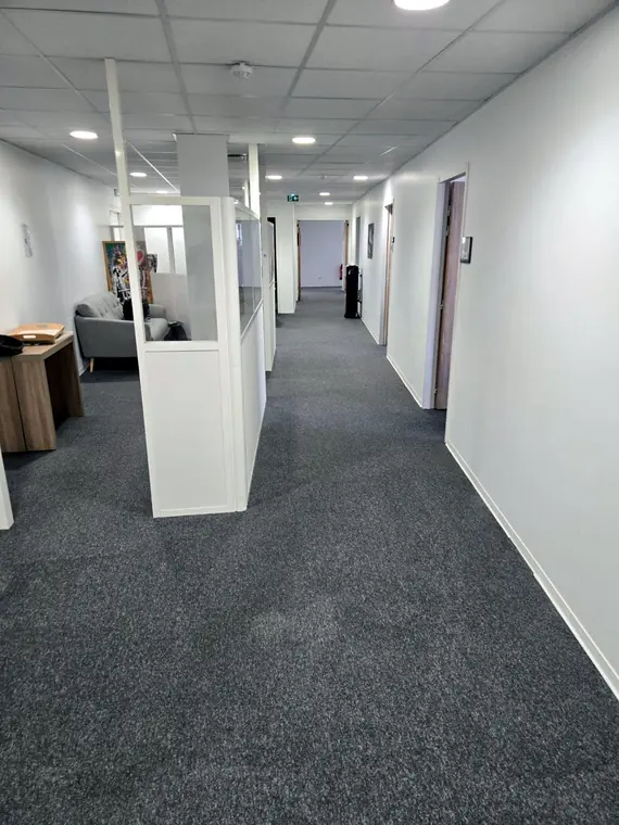 Couloir de bureaux Foncia après nettoyage de la moquette