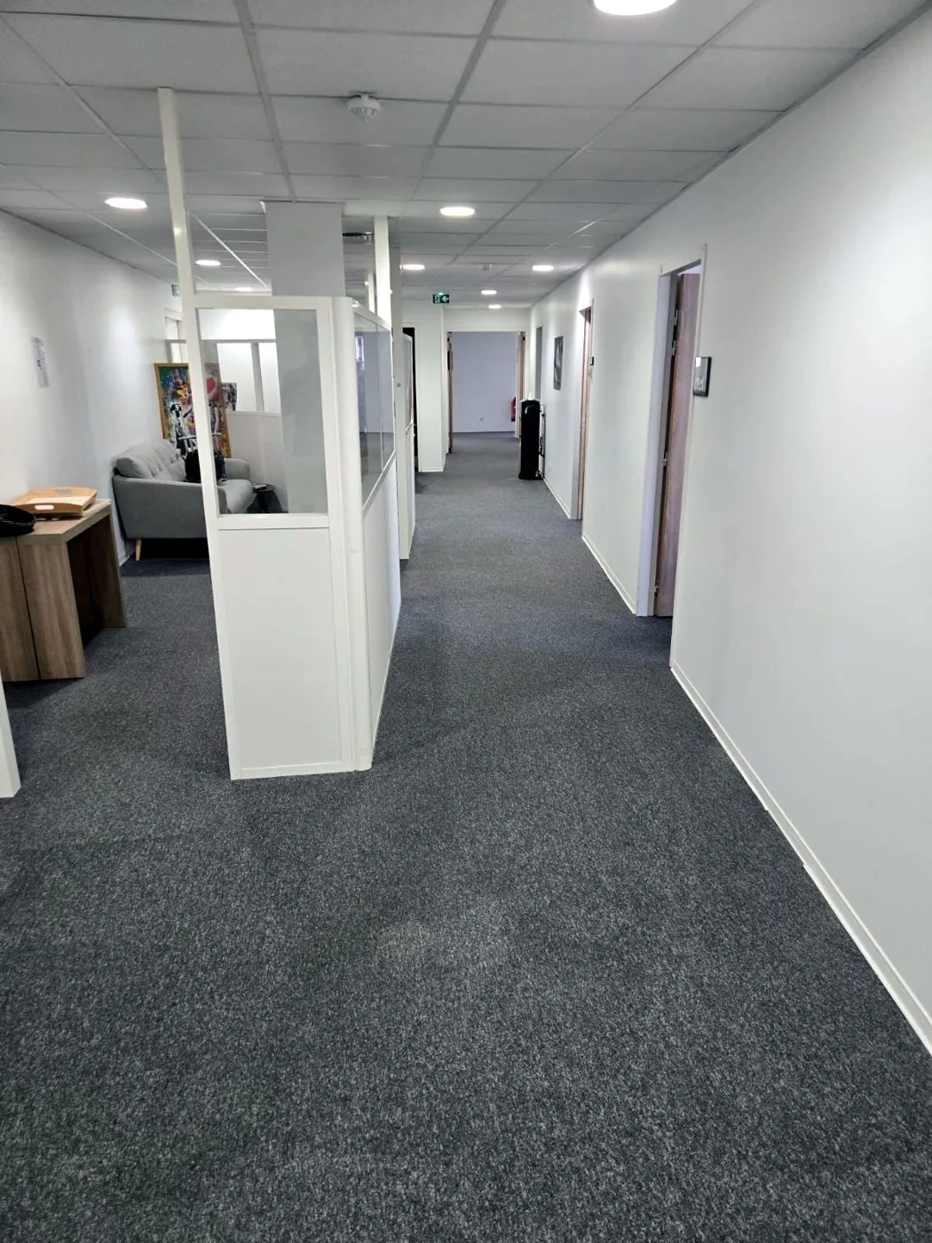 Couloir de bureaux entretenu par AMEN 33