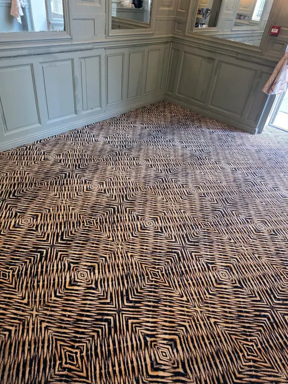 Moquette à motifs du restaurant Le Ballion après nettoyage