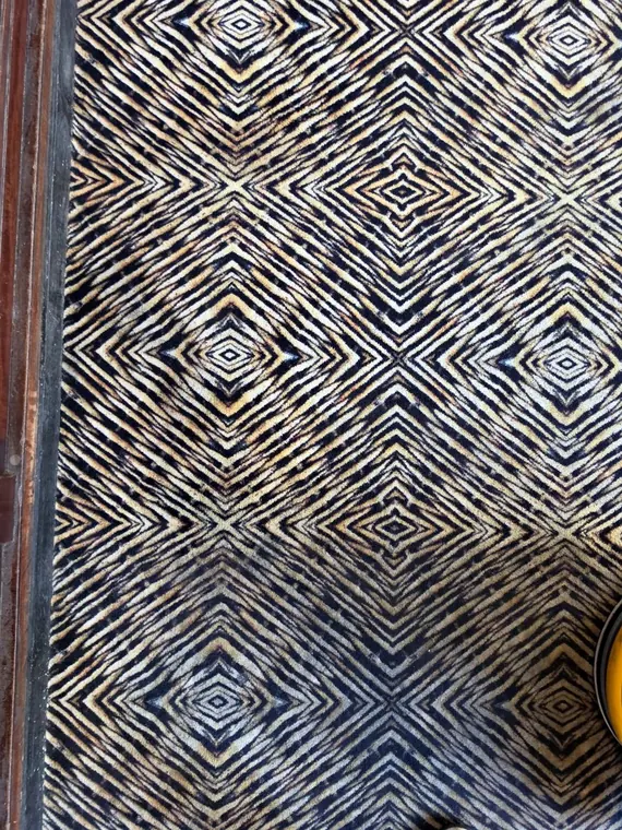 Détail du motif de la moquette nettoyée