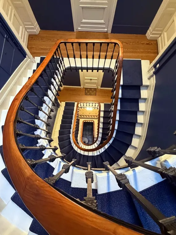 Cage d'escalier d'une copropriété bordelaise entretenue par AMEN 33