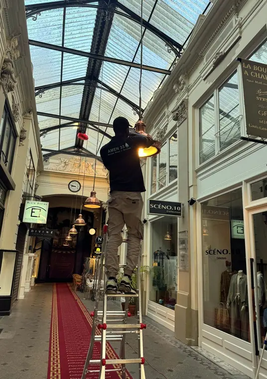 Entretien des lustres du Passage Sarget