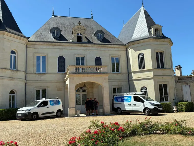 Véhicules AMEN 33 devant le château de Bouliac