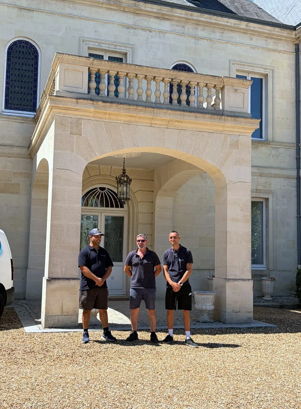 L'équipe AMEN 33 devant un château à Bouliac