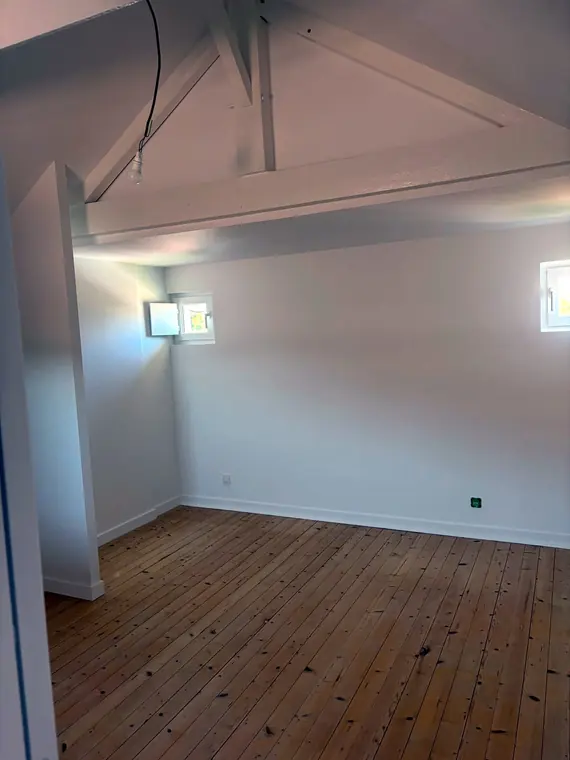 Pièce de la villa nettoyée après peinture