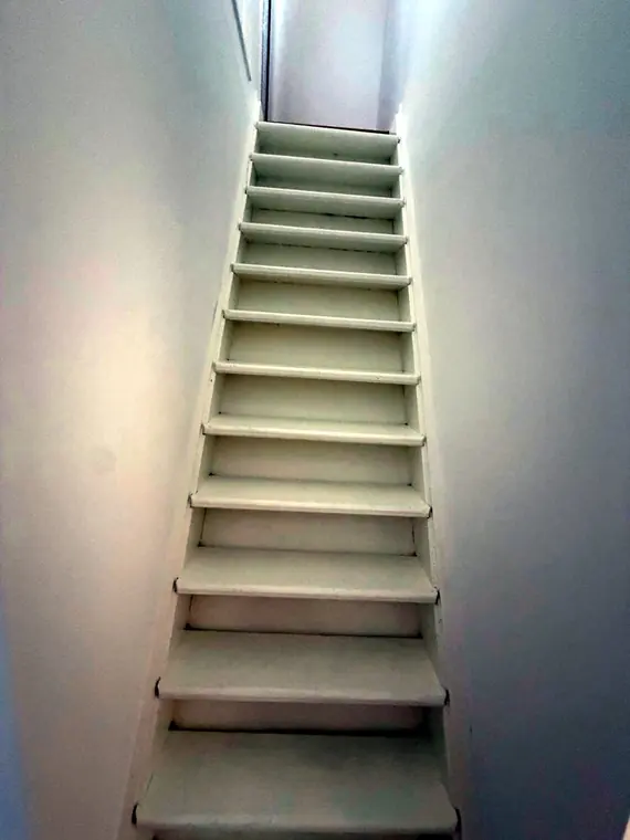 Escalier de la villa nettoyé après chantier