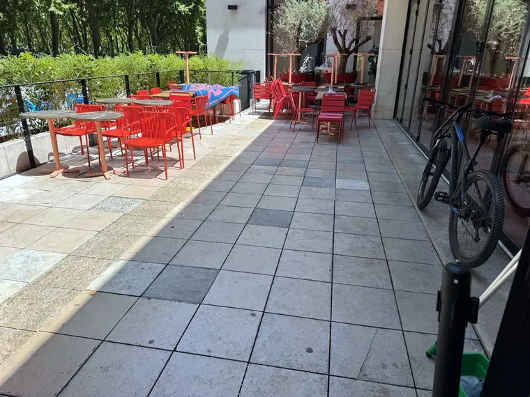 Terrasse du restaurant après nettoyage des sols