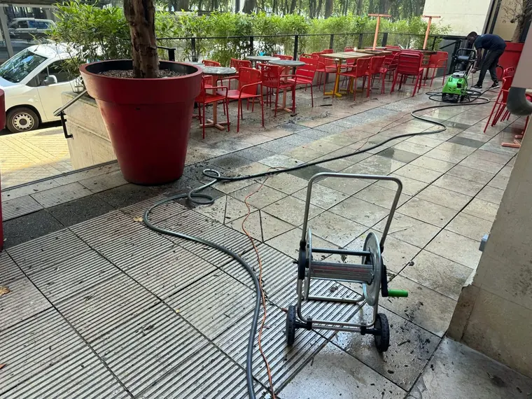 Nettoyage de la terrasse au matériel haute pression