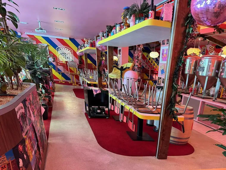 Salle colorée du restaurant après nettoyage
