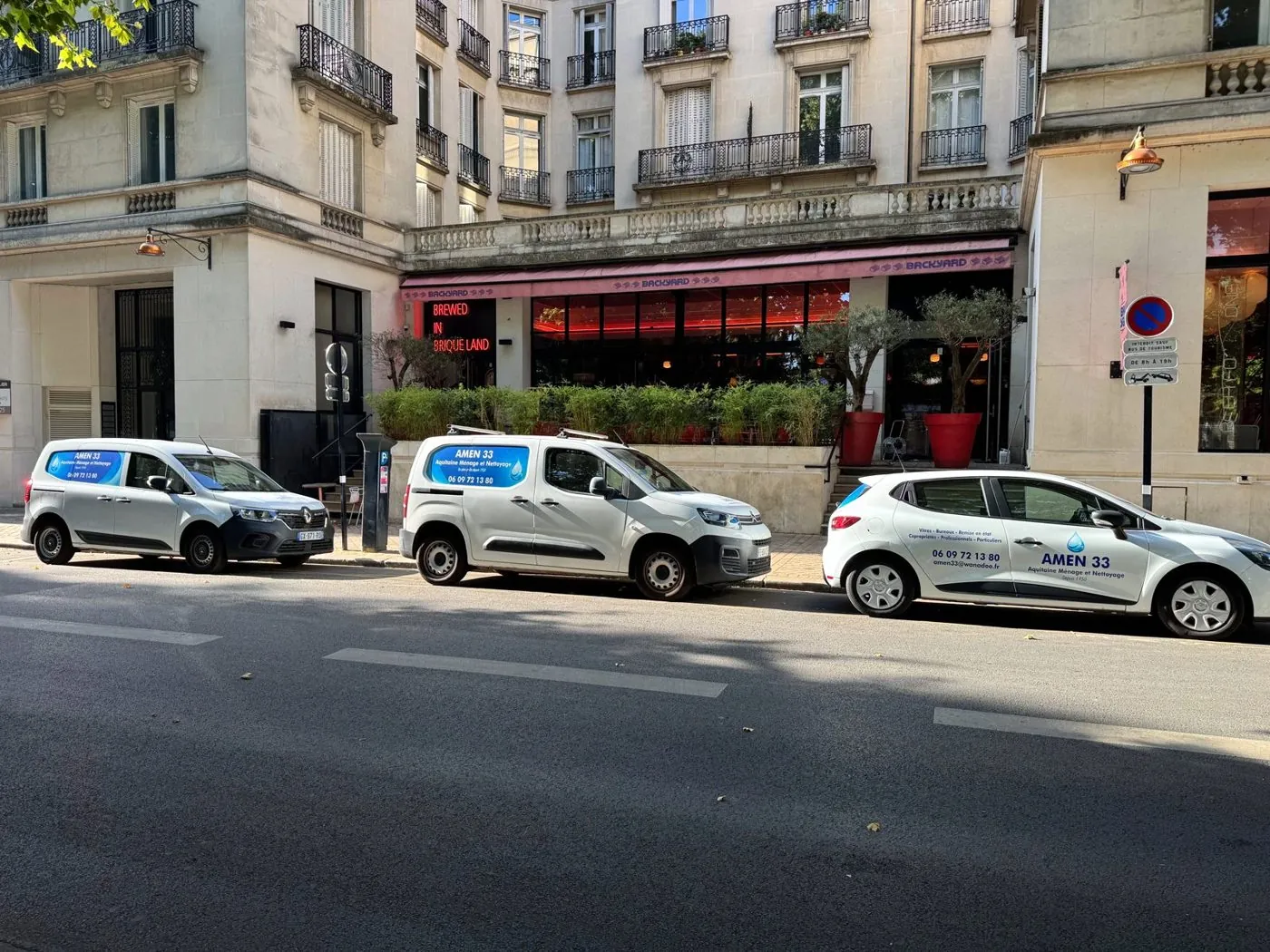Véhicules AMEN 33 devant un restaurant bordelais, avant l'ouverture