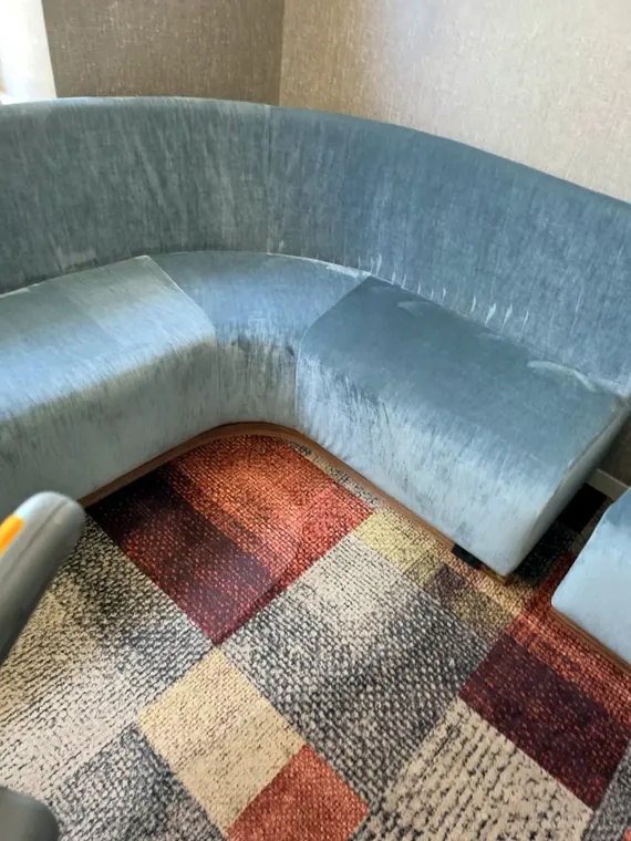 Banquette d'angle nettoyée