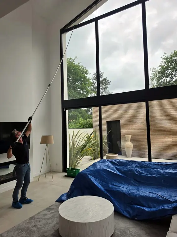 Nettoyage intérieur des vitres en hauteur, mobilier protégé
