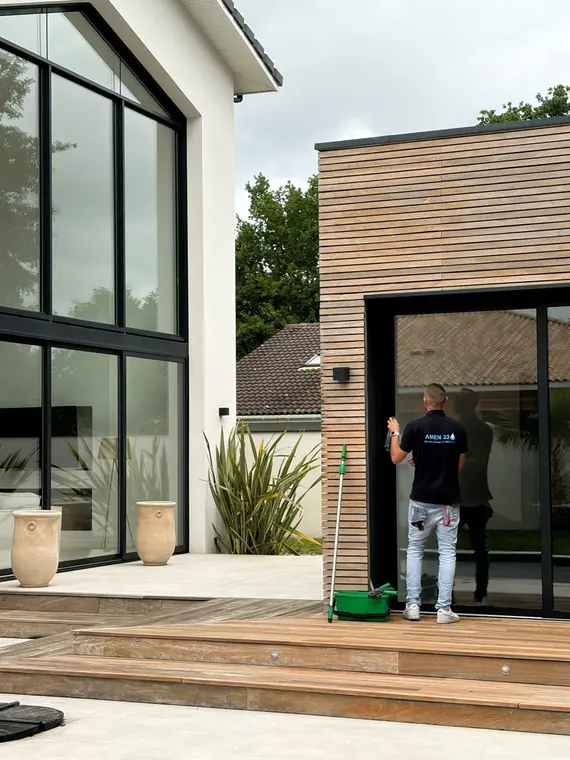 Façade vitrée d'une villa contemporaine après nettoyage